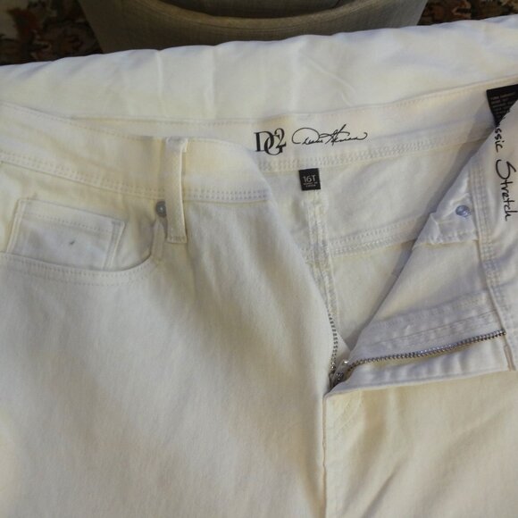 New-No Tag DG2-Diane Gilman Bone Colored Jeans with Embroidery at Knee - Picture 3 of 6